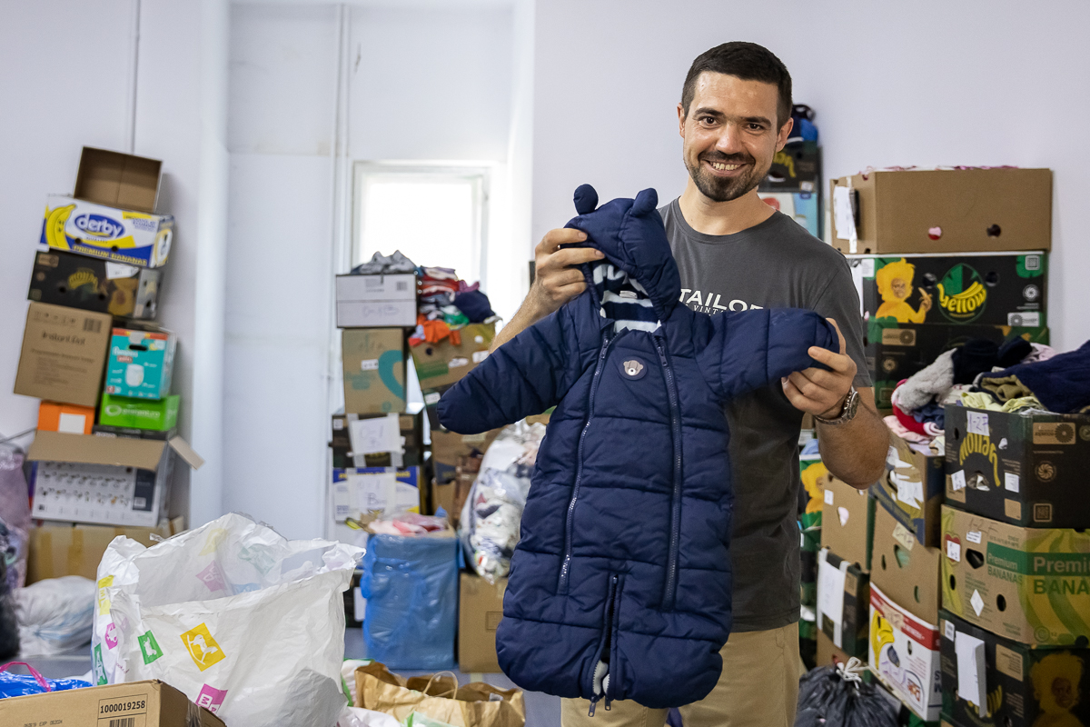 “Când vin donaţii, e Crăciunul”. Cum a luat naștere Banca de Haine, inițiativa prin care mai mulți tineri ajută familiile nevoiașe