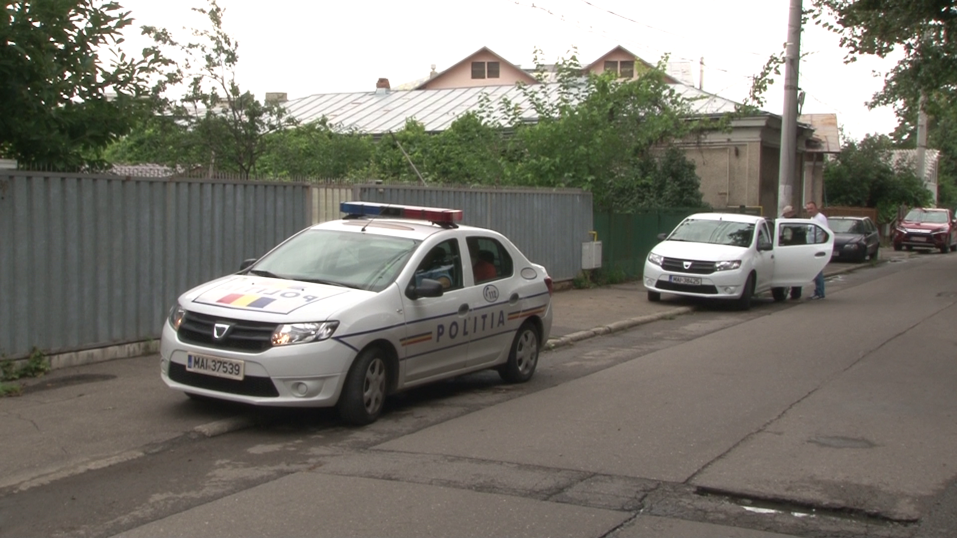 FOTO/ Un hoţ care a vrut să fure dintr-o casă din Ploiești a dat peste cadavrul unei femei moarte de un an. Lângă ea era cadavrul câinelui care o păzise
