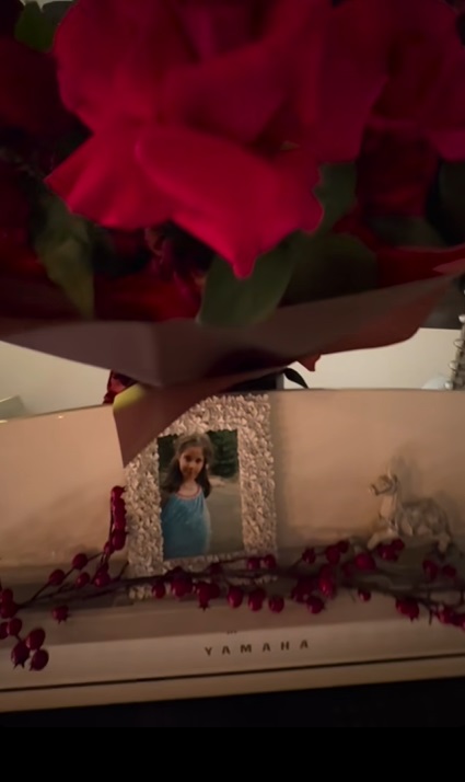 Imagini din casa Andreei Marin, decorată de Crăciun. În sufragerie are mai mulți brazi împodobiți, iar masa festivă e gata