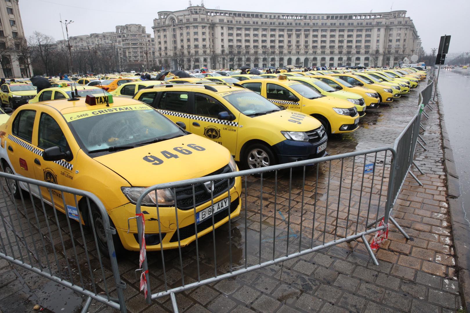Taximetriștii continuă protestele în Piața Constituției din București. Cer în continuare fiscalizarea Uber și Bolt