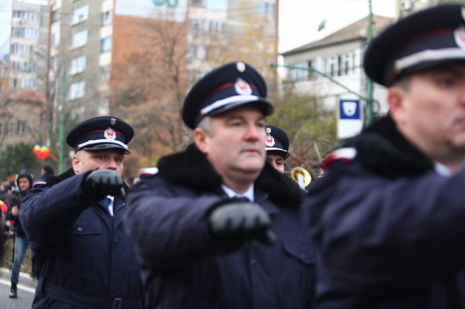 GALERIE FOTO/ Mii de timișoreni au înfruntat frigul să vadă parada militară. Și aici oamenii au huiduit discursul transmis de Viorica Dăncilă