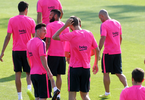 GALERIE FOTO / Messi s-a afişat cu un nou look la primul antrenament 