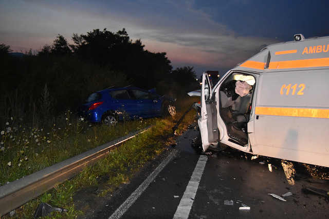 Accident violent cu ambulanța în apropiere de Caransebeș. Ambii șoferi au murit