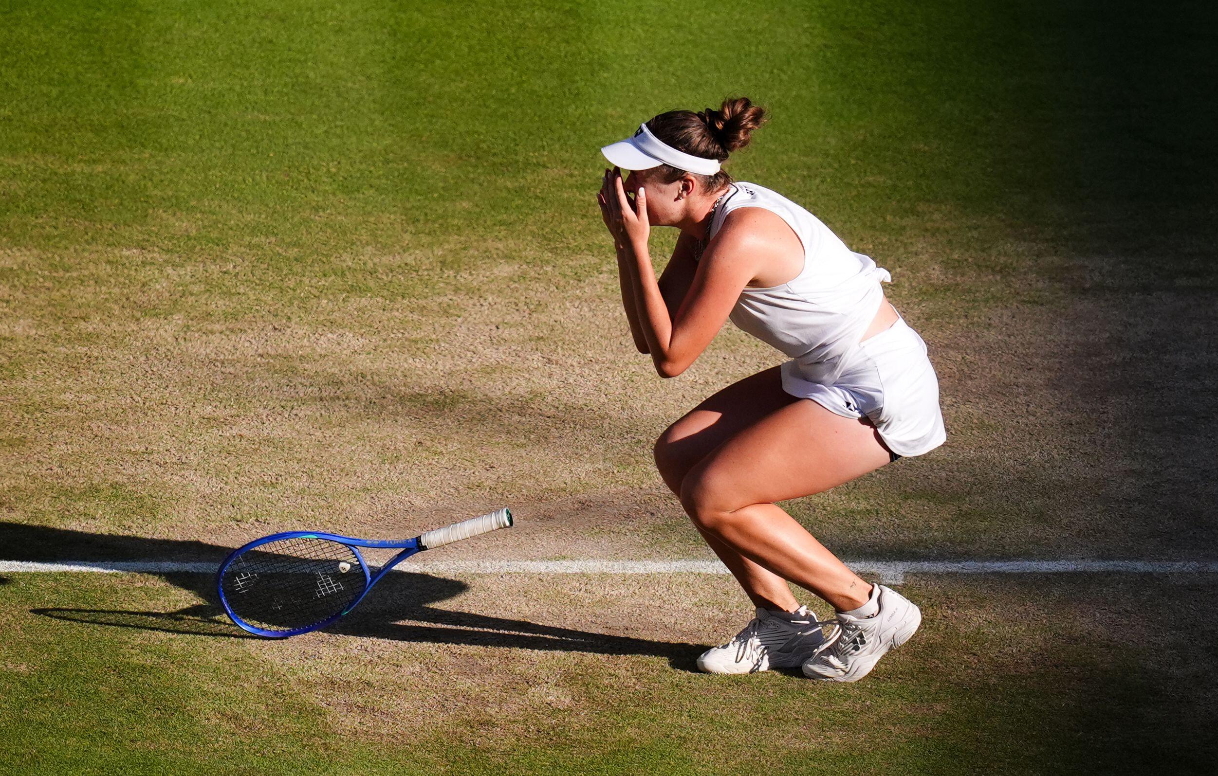 Linda Noskova este noua campioană de la Wimbledon! Titlu istoric la 21 de ani, după o finală cu Karolina Muchova