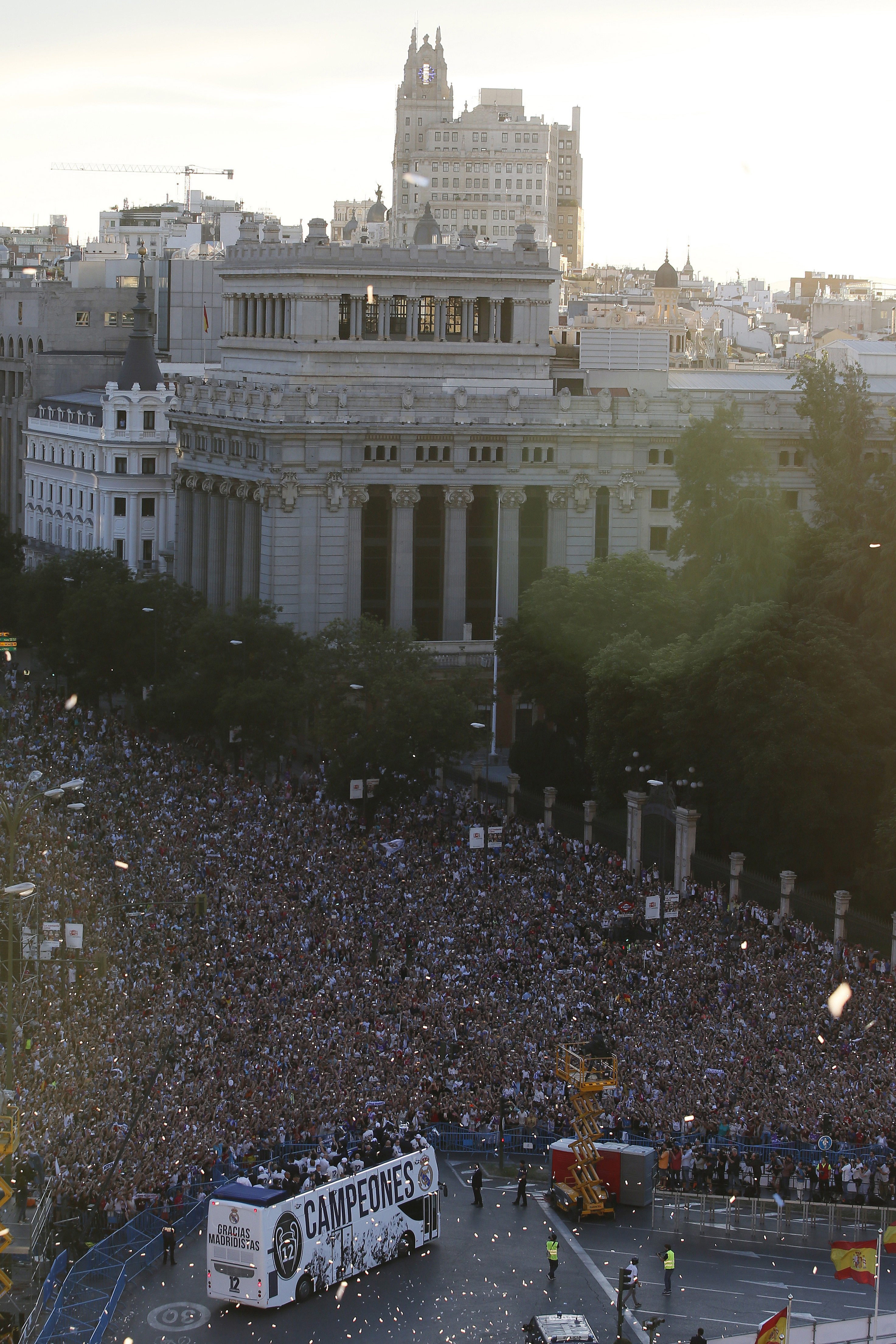 Fotbaliștii lui Real au fost primiți ca niște eroi la Madrid. Mii de fani au ieșit pe străzi să vadă trofeul Champions League / FOTO&VIDEO