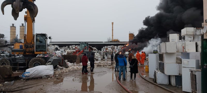 Incendiul de lângă Capitală e sub control, anunță ISU. A fost redus efectivul pompierior