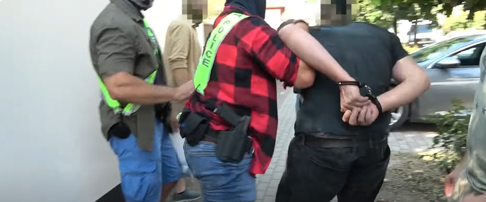 Lecsapott a TEK: lőszert és rengeteg kannabiszt találtak egy komádi férfi otthonában – fotók, videó