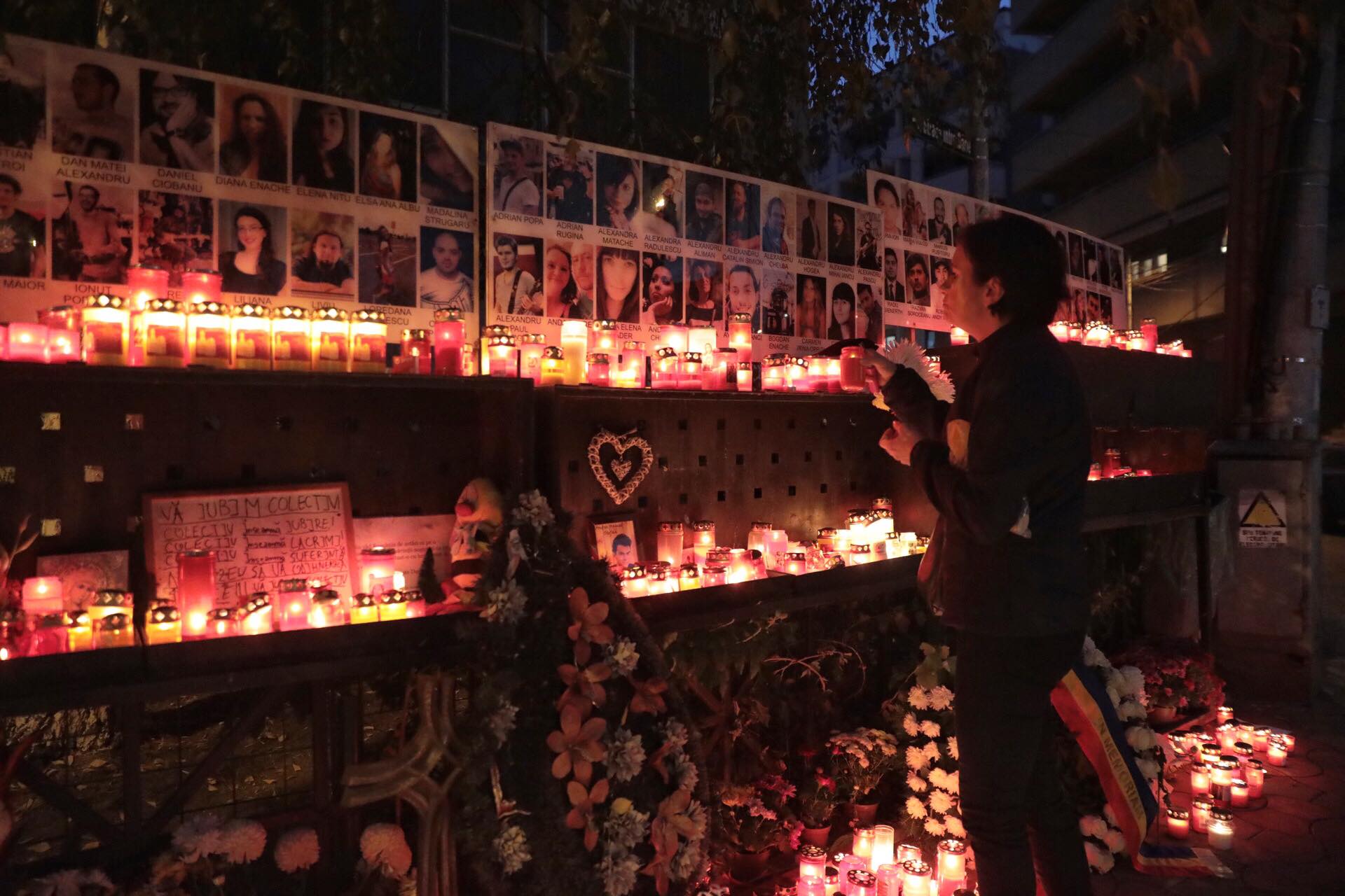 Marș în memoria victimelor de la Colectiv. Fotografiile tinerilor care au murit au fost așezate în fața Parchetului