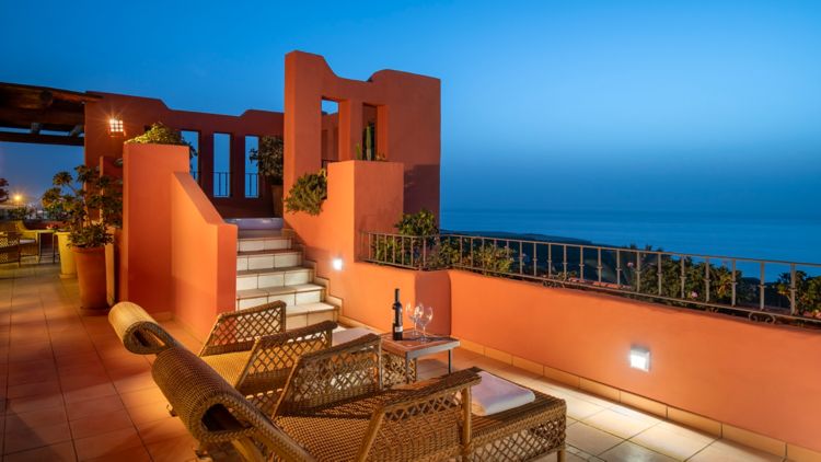 Cât costă cazarea la hotelul favorit al lui Klaus Iohannis din Tenerife. Un fost șef din Liga 1 e în vacanță acolo