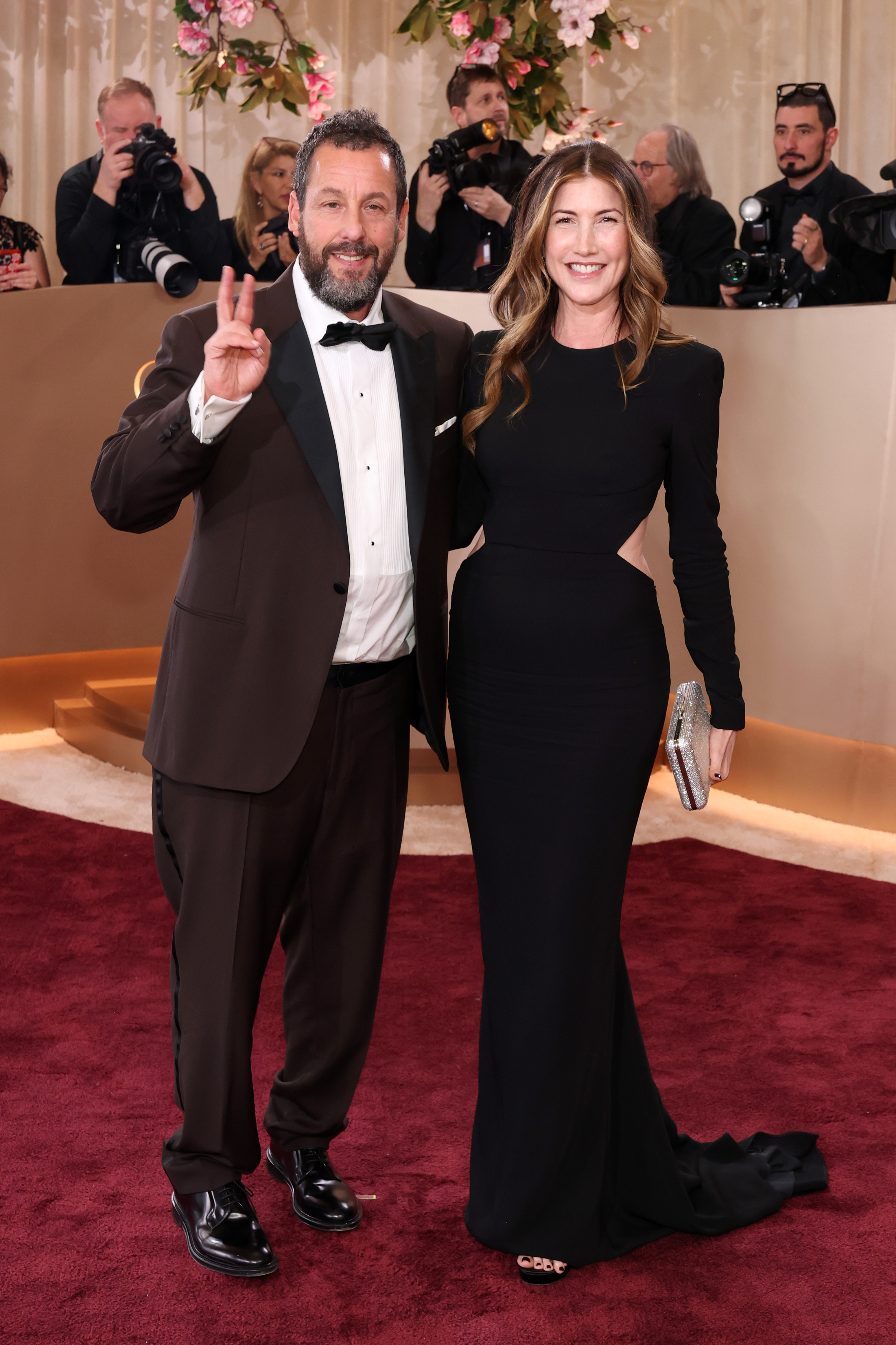 Imagini controversate cu Adam Sandler la apariția de la premiera filmului soției sale. Ținuta care a împărțit internetul în două