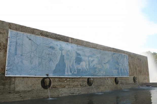 GALERIE FOTO/ Monumentul Fântâna Miorița s-a degradat. Mozaicul original, depreciat de intemperii, timp și nepăsare
