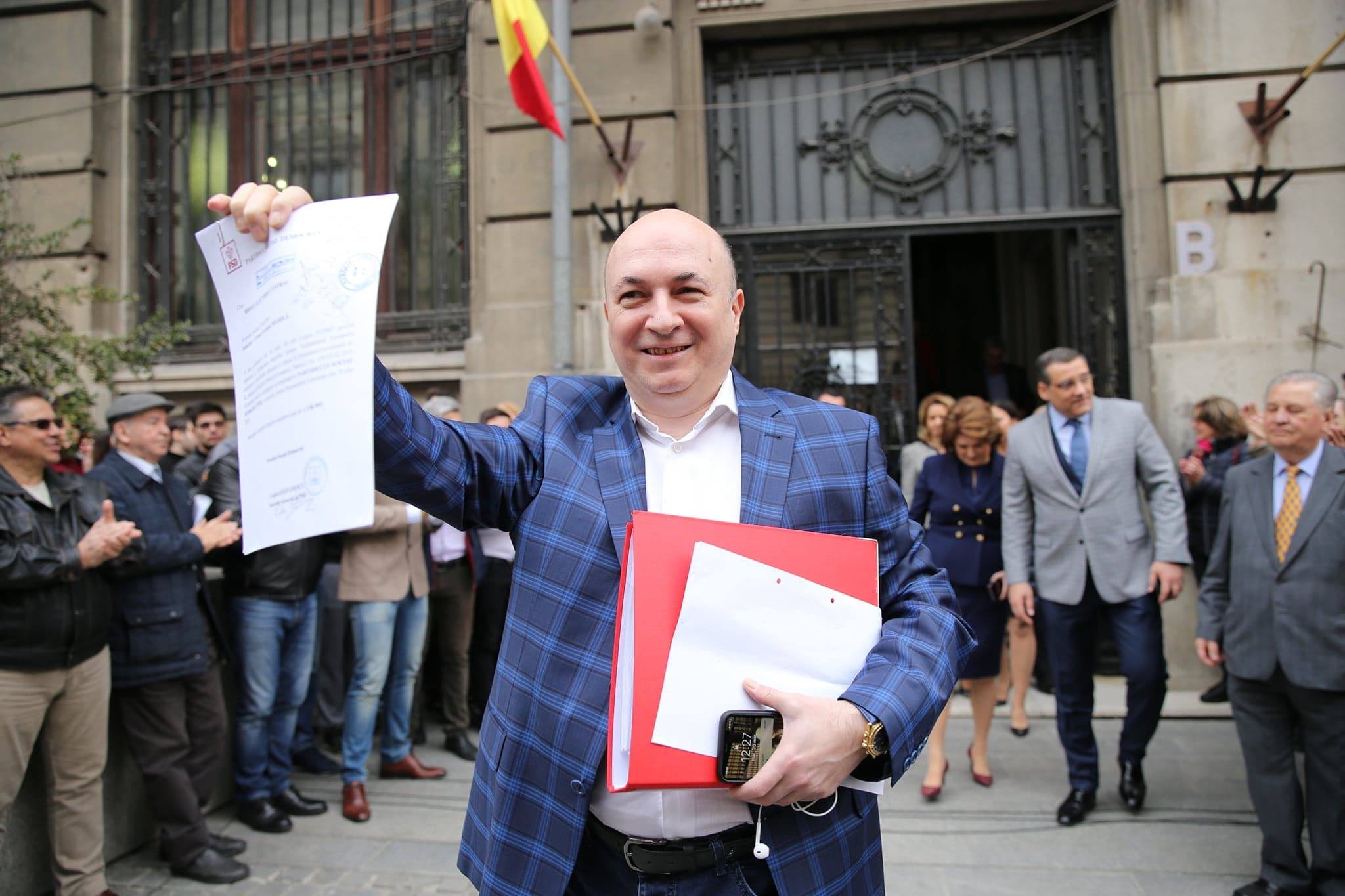 PSD a depus peste un milion de semnături la BEC şi anunţă începerea campaniei electorale. Pensionarii din partid au venit să îşi susţină candidaţii / FOTO&VIDEO