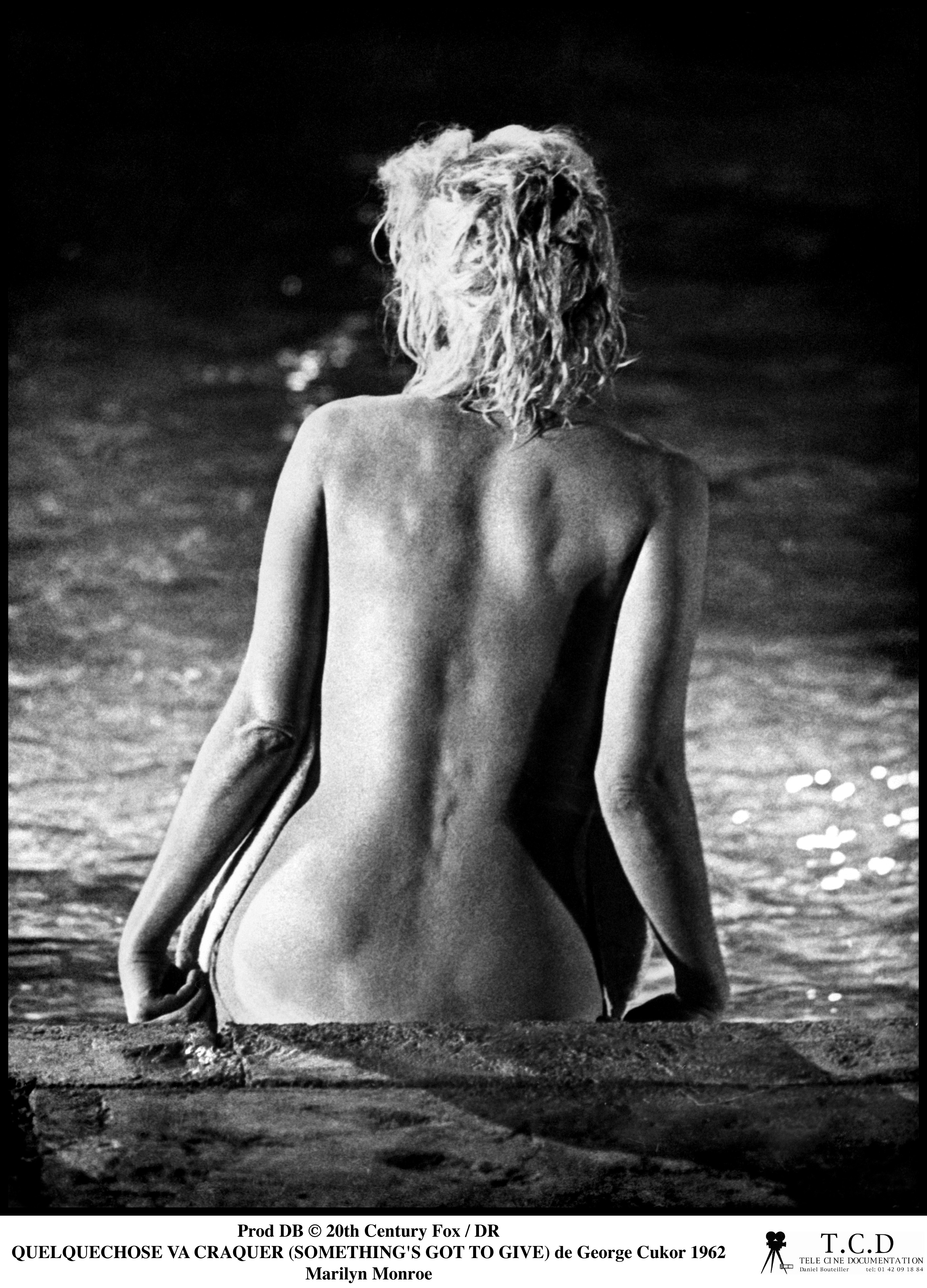 Fotografii nemaivăzute: Marilyn Monroe goală într-o piscină | GALERIE FOTO