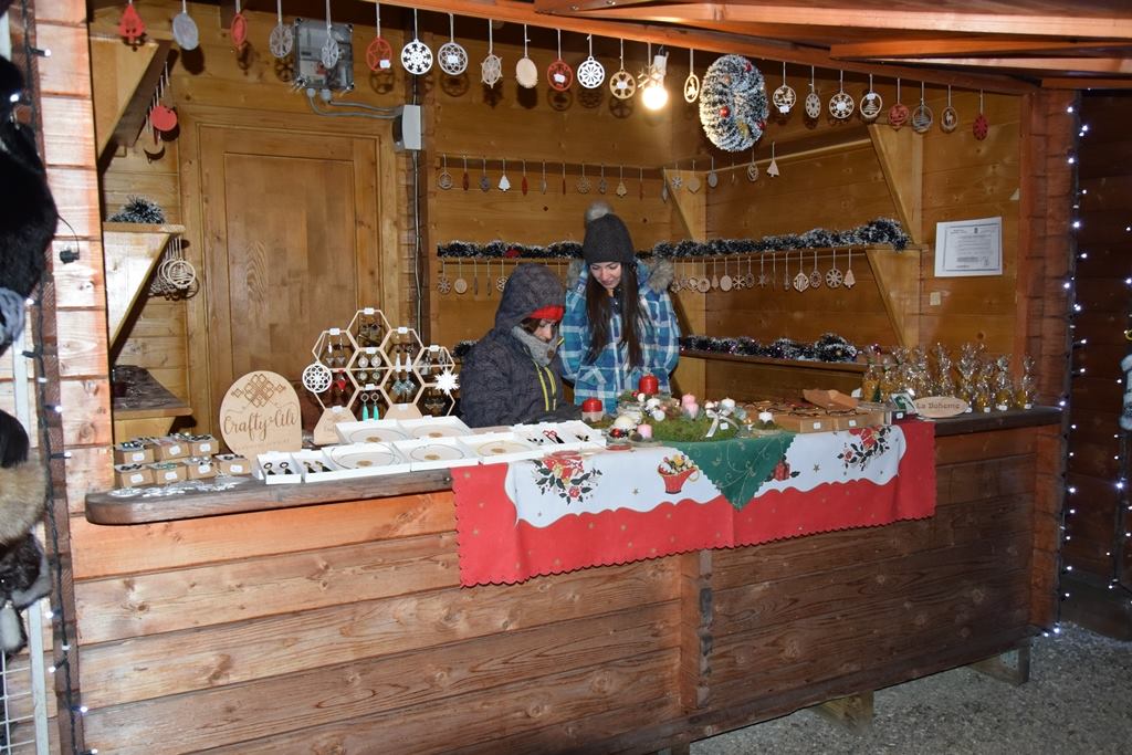 Târgul de Crăciun din Bistrița a fost deschis. Luminițele de Crăciun, aprinse în centrul orașului / FOTO&VIDEO