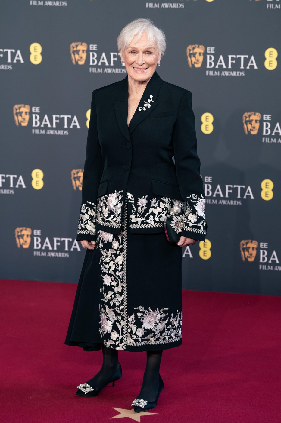 Topul celor mai prost îmbrăcate vedete la Premiile BAFTA 2026. Un actor a purtat un costum cu detalii ce imitau mătreața, iar o actriță a avut o rochie suport pentru pahare