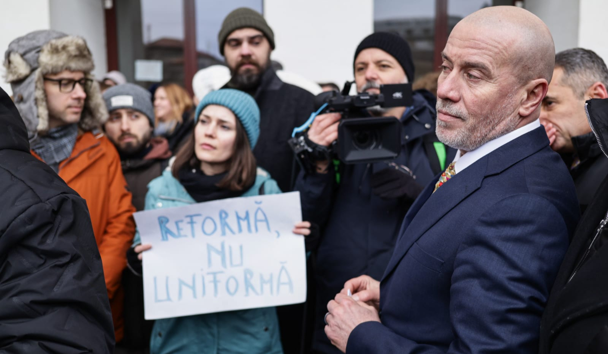 Actorii au protestat pe treptele de la TNB după ce ministrul le-a cerut să spună ce fac în cele 8 ore de program: „Muncim cel puțin 12 ore pe zi”