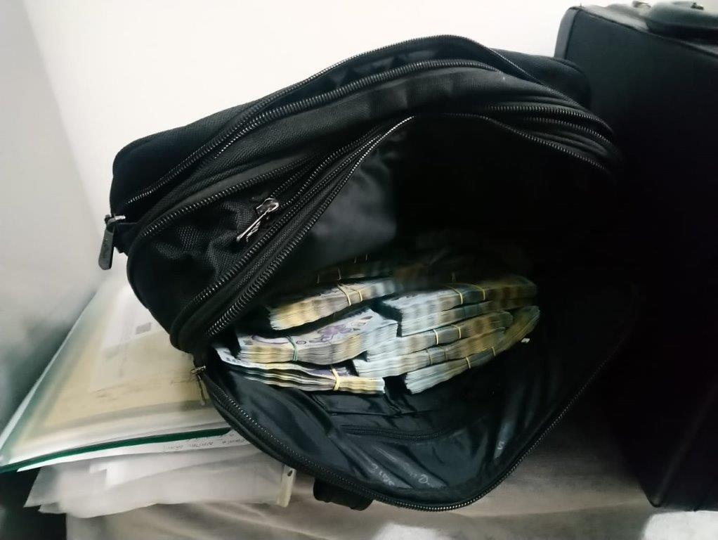 Cum funcționa rețeaua care elibera fraudulos permise auto la Suceava. Prețul unui permis: până la 6.000 de euro. Imagini cu mita găsită de procurorii DNA