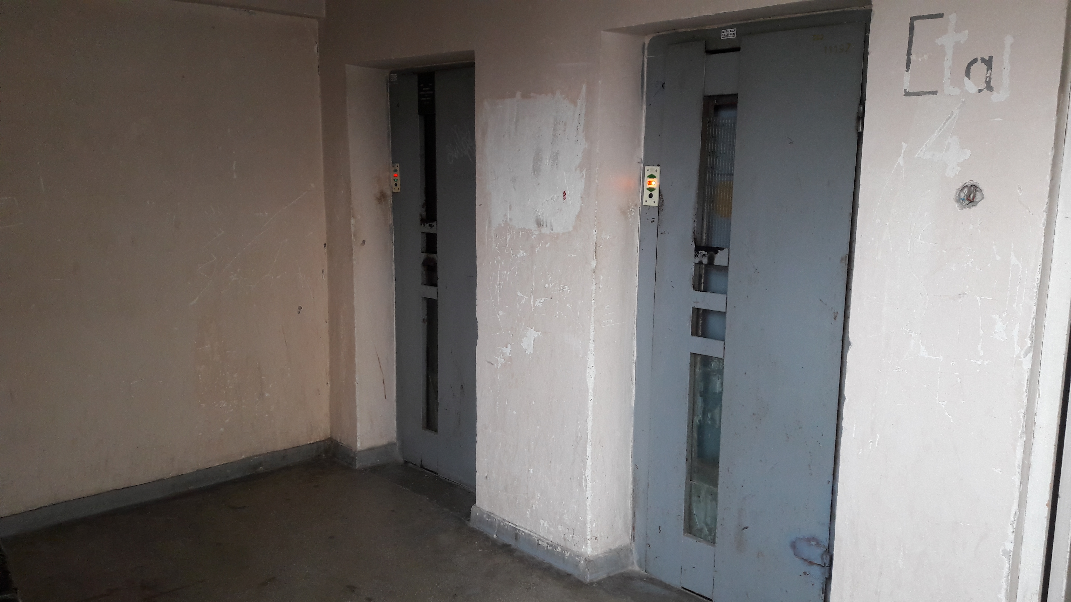 EXCLUSIV / Au montat interfon la ușa blocului în care copiii au fost abuzați de polițist. Aceasta e prima măsură de protecție a locatarilor îngroziți