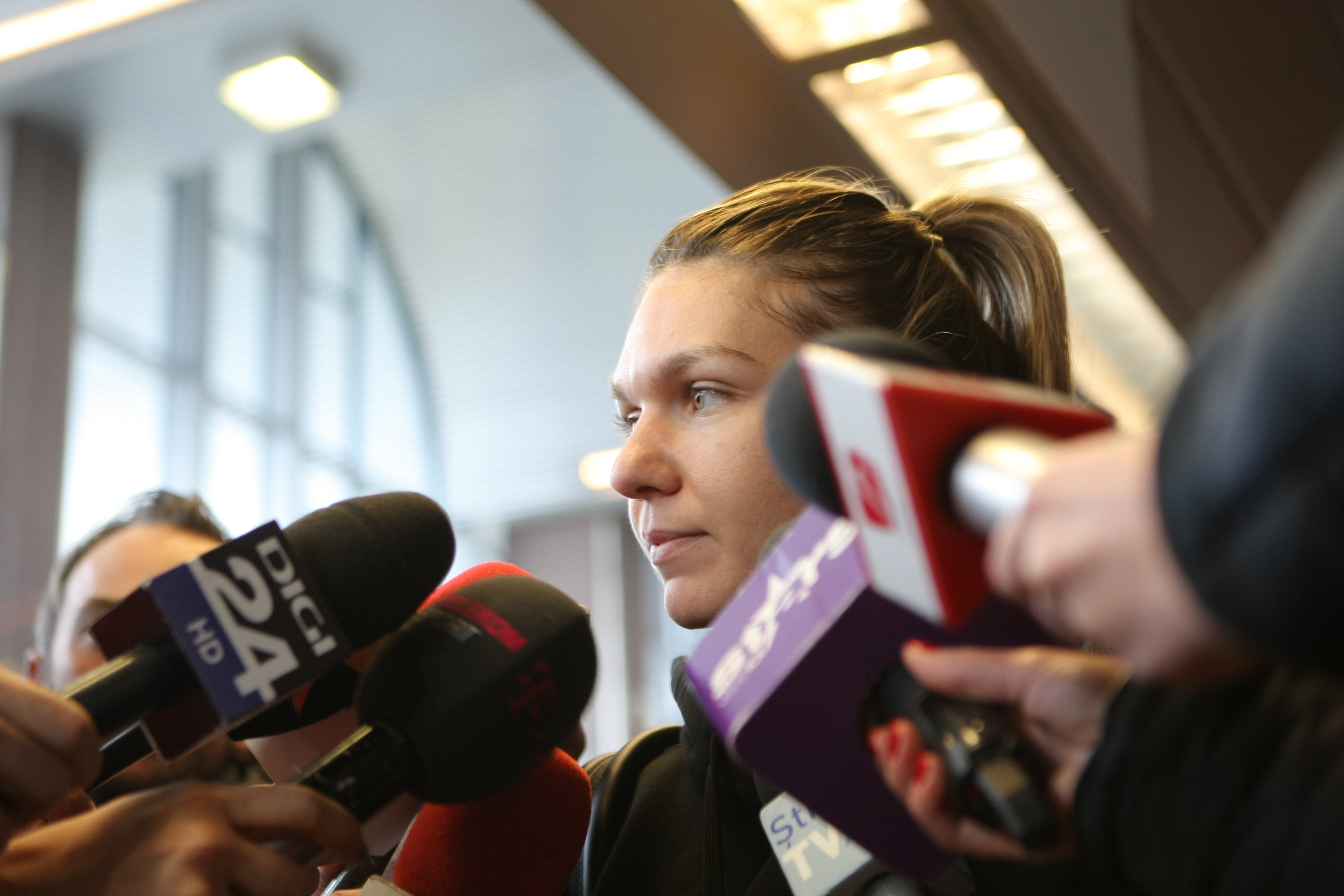 Simona Halep s-a întors acasă supărată și accidentată. A refuzat primirea la Salonul Oficial. Îmbulzeală la aeroport / GALERIE FOTO