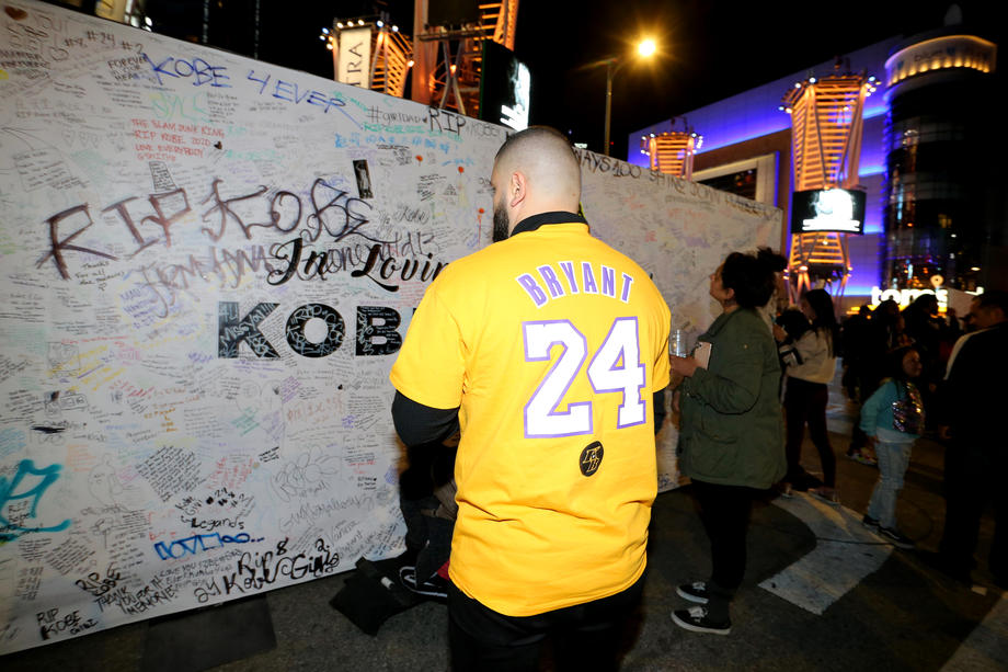 Omagii impresionante la primul meci al echipei LA Lakers după decesul lui Kobe Bryant. Jucătorii au lăsat două scaune goale pentru fostul star NBA și fiica lui Gianna