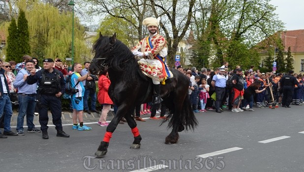 Junii Brașovului 2018. Peste 30.000 de oameni, la cea mai așteptată paradă din Duminica Tomii / FOTO&VIDEO