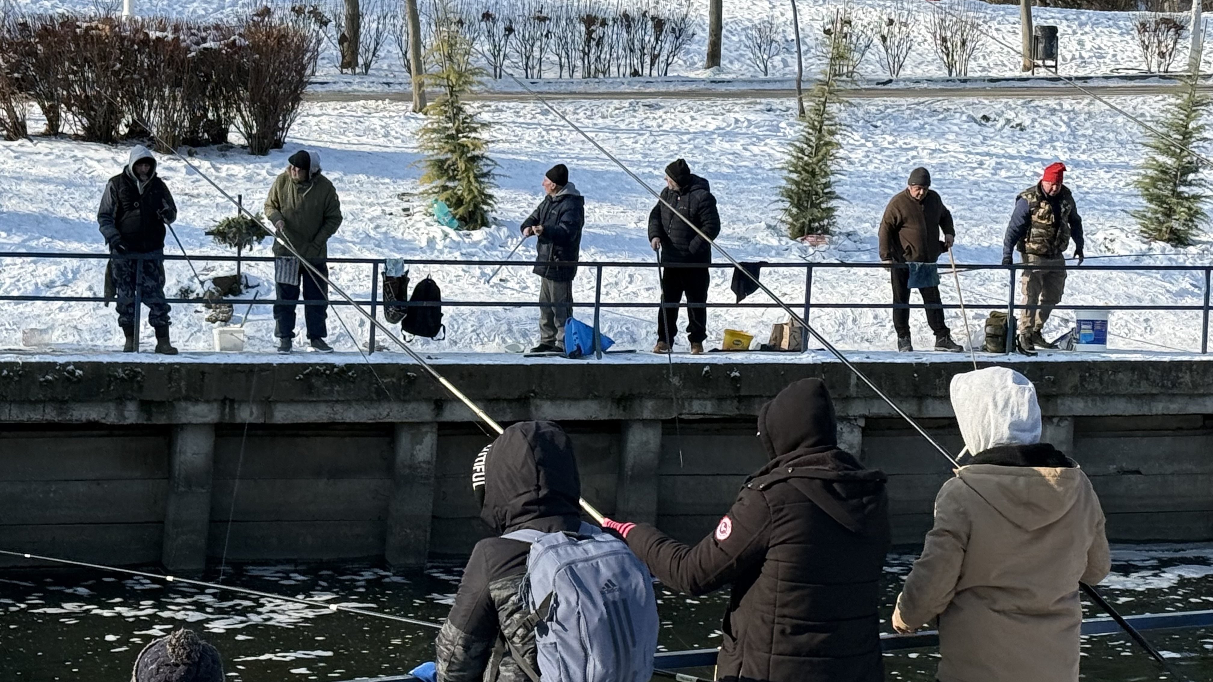 „Mi-e rușine că am muncit o viață și tot tremur pe baltă pentru mâncare”. Cum arată viața pescarilor amatori într-un weekend geros de ianuarie, în Colentina