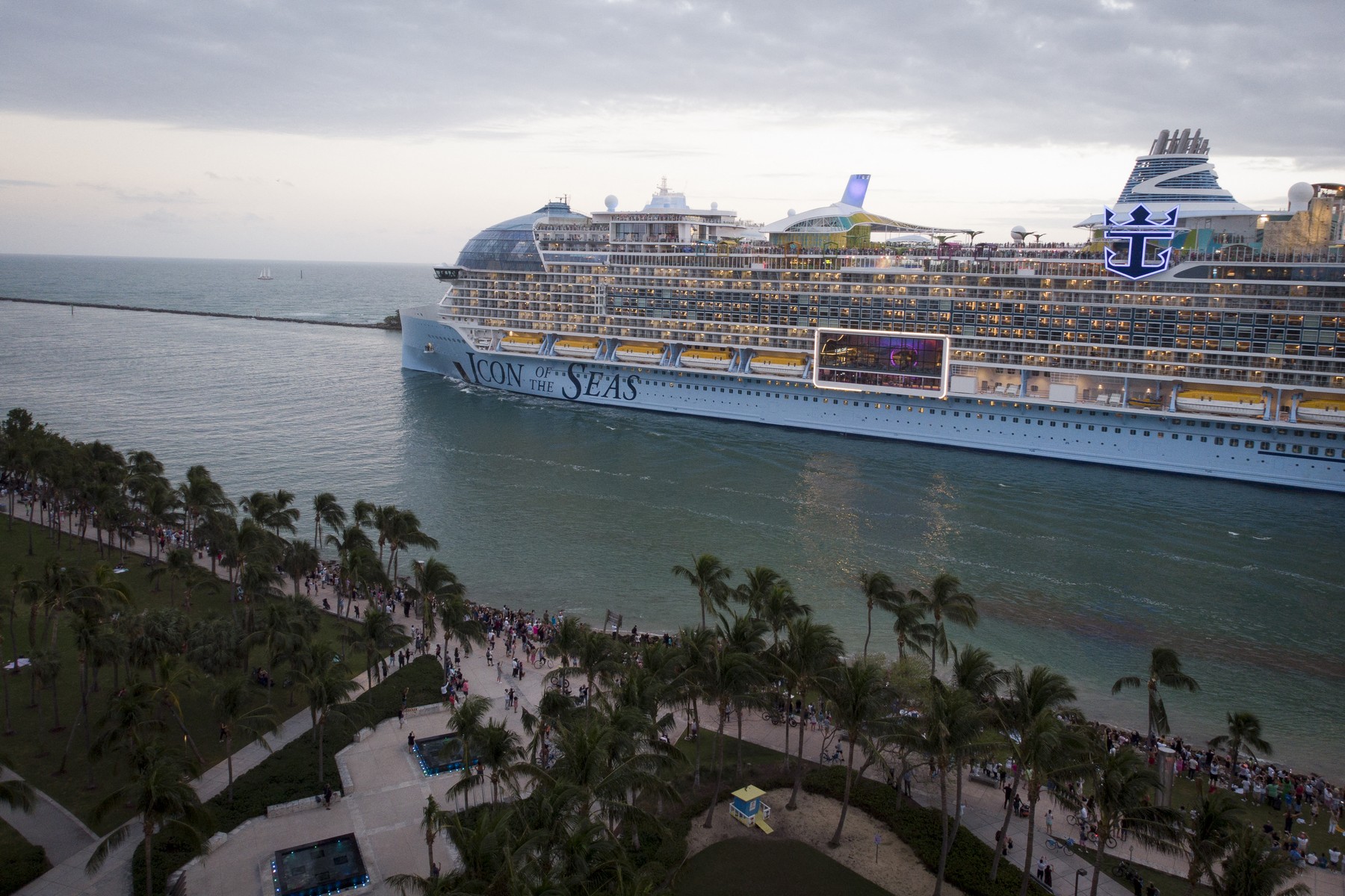 Icon of the Seas, cel mai mare vas de croazieră din lume, a început călătoria inaugurală din Miami. Botezul navei, făcut de Messi