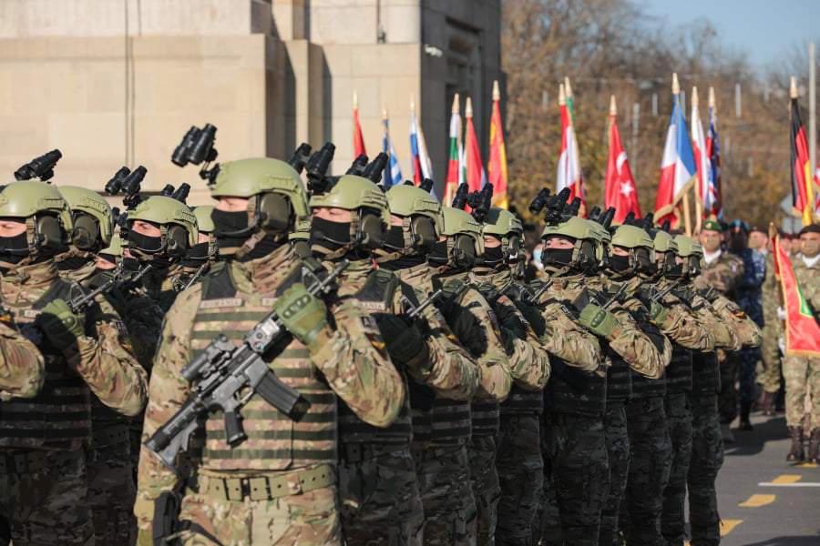 Parada de 1 decembrie: După un an de pauză, militarii au defilat din nou în fața oamenilor