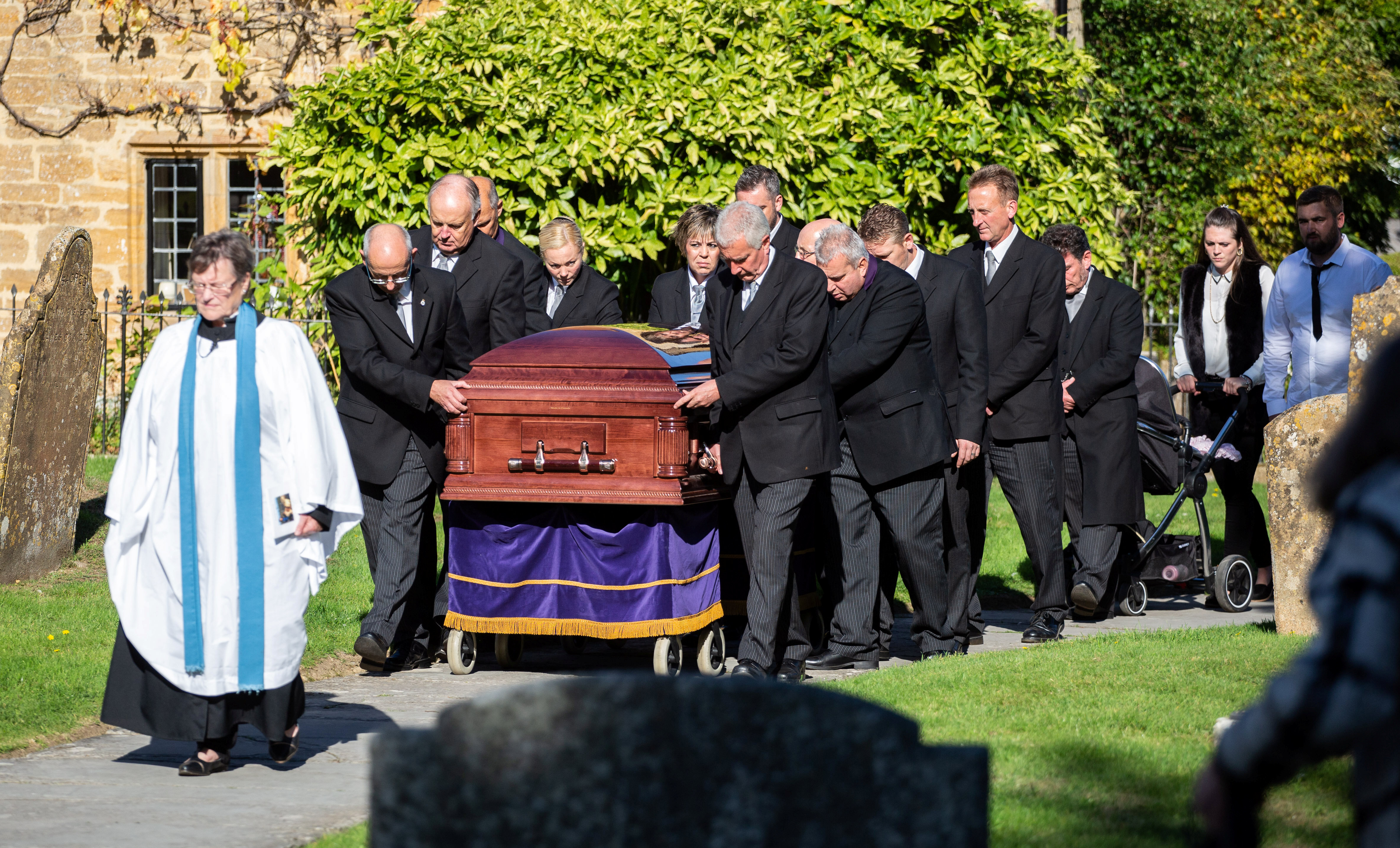 FOTO | "Regele Țiganilor" din Marea Britanie a fost condus pe ultimul drum de un tractor. Sute de oameni au asistat la funeralii
