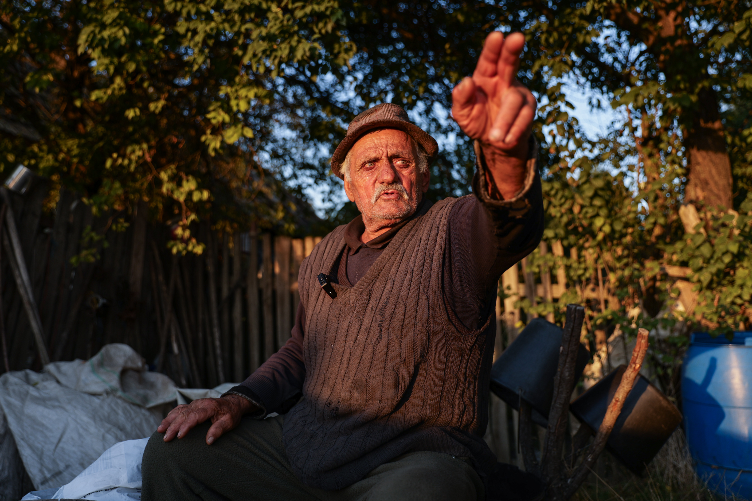 Bătrânul de la marginea lumii. Mesaj pentru politicieni: „Ce mănânci tu, aşa şi ceilalţi. Noi am fost 14 copii, ce-o mâncat tata, ne-o dat şi nouă, nu că el a mâncat carnea, şi noi borşul”