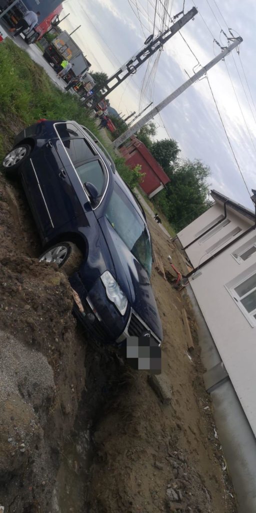 FOTO | Microbuz cu 14 persoane, accident în Vâlcea. A fost declanșat planul roșu