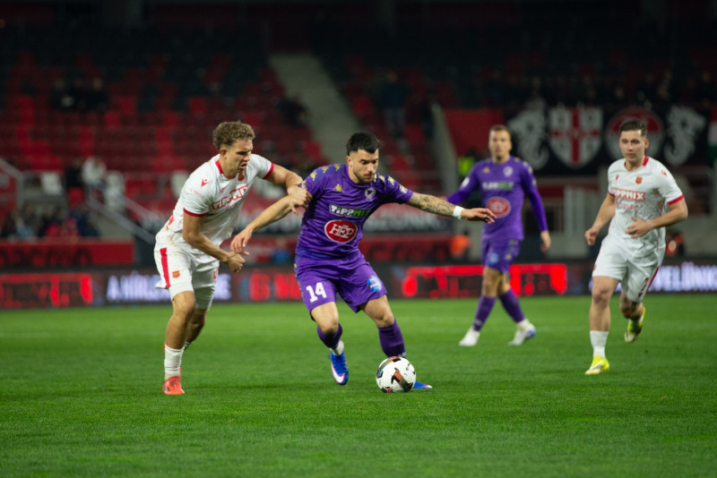 A saját mezét tépte szét a Honvéd játékosa, majd reklamálni kezdett – videó