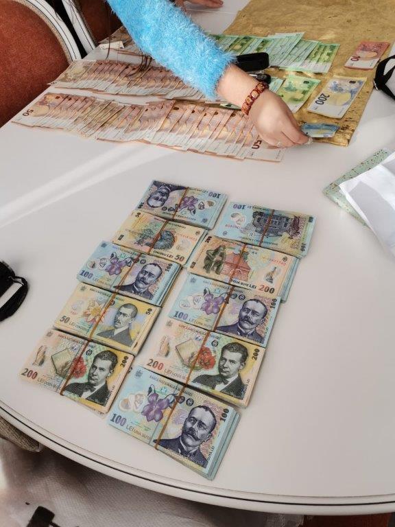 Cum funcționa rețeaua care elibera fraudulos permise auto la Suceava. Prețul unui permis: până la 6.000 de euro. Imagini cu mita găsită de procurorii DNA