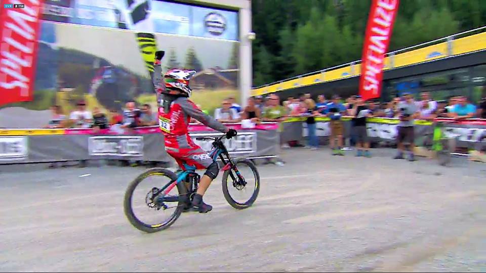 Un tânăr din Bistrița a câștigat un concurs internațional de downhill în Austria. E primul român, premiat la concursul de sport extrem