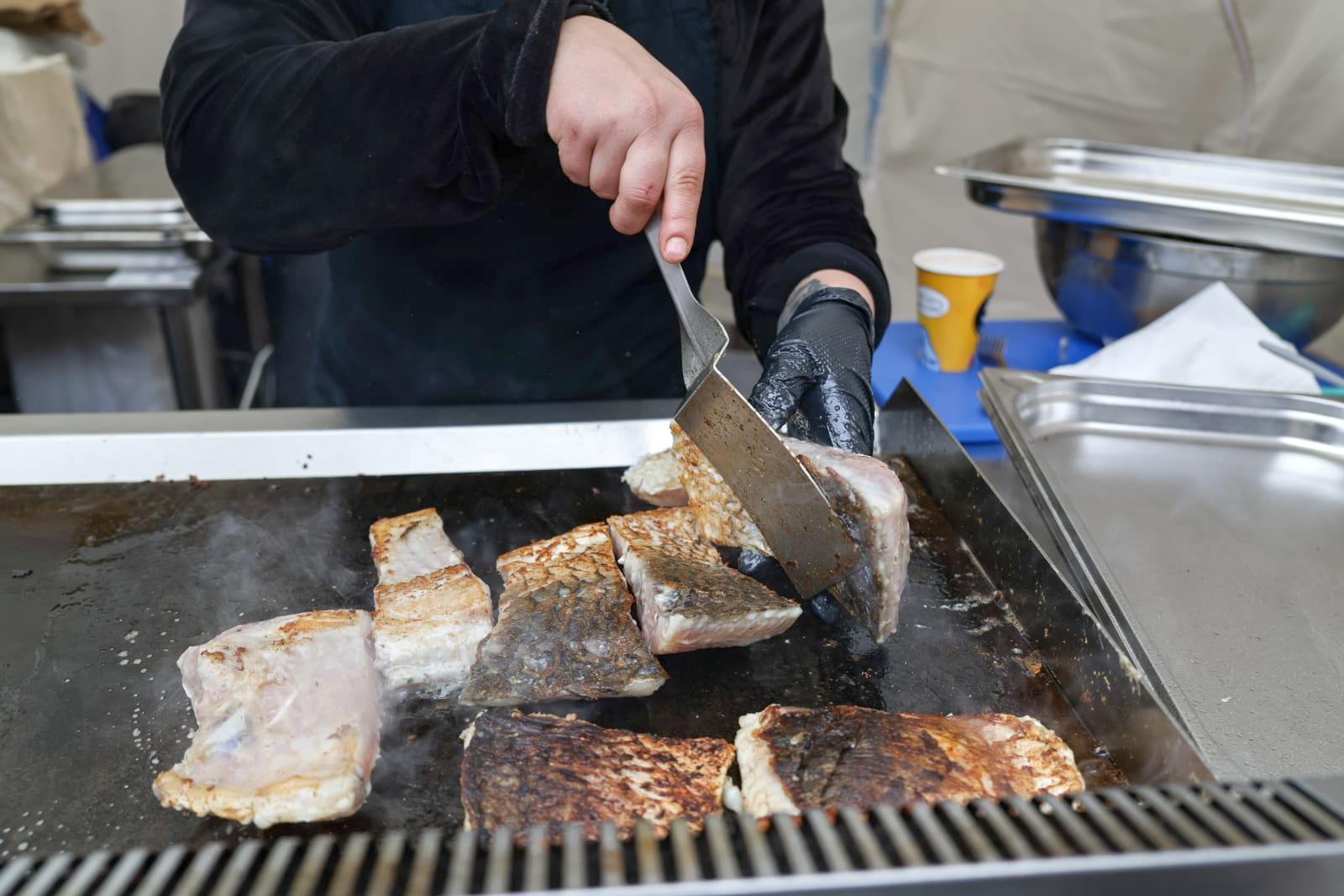 Borș pescăresc și mici din pește sub privirile bucureștenilor. Cât a ajuns să coste un kilogram de cozonac la târgul pescăresc de Florii