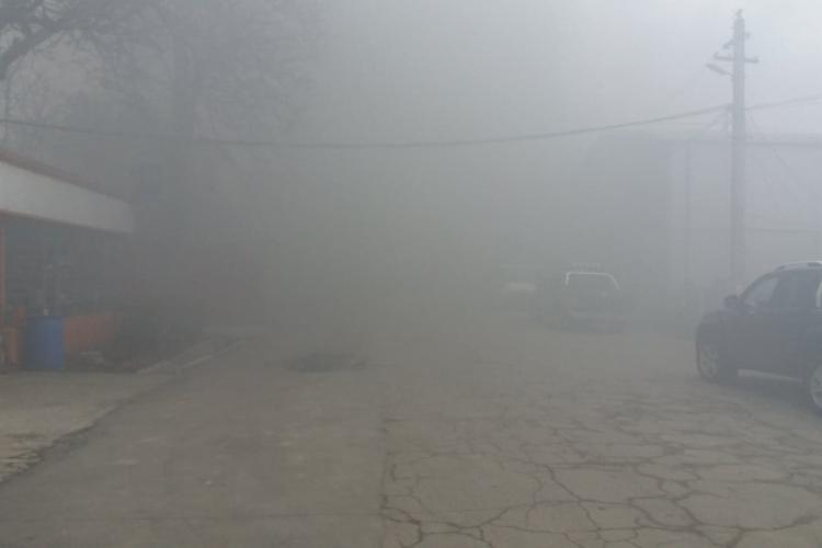 Incendiu la un depozit de anvelope şi vopseluri din Brăila. Pompierii au intervenit cu cinci autospeciale