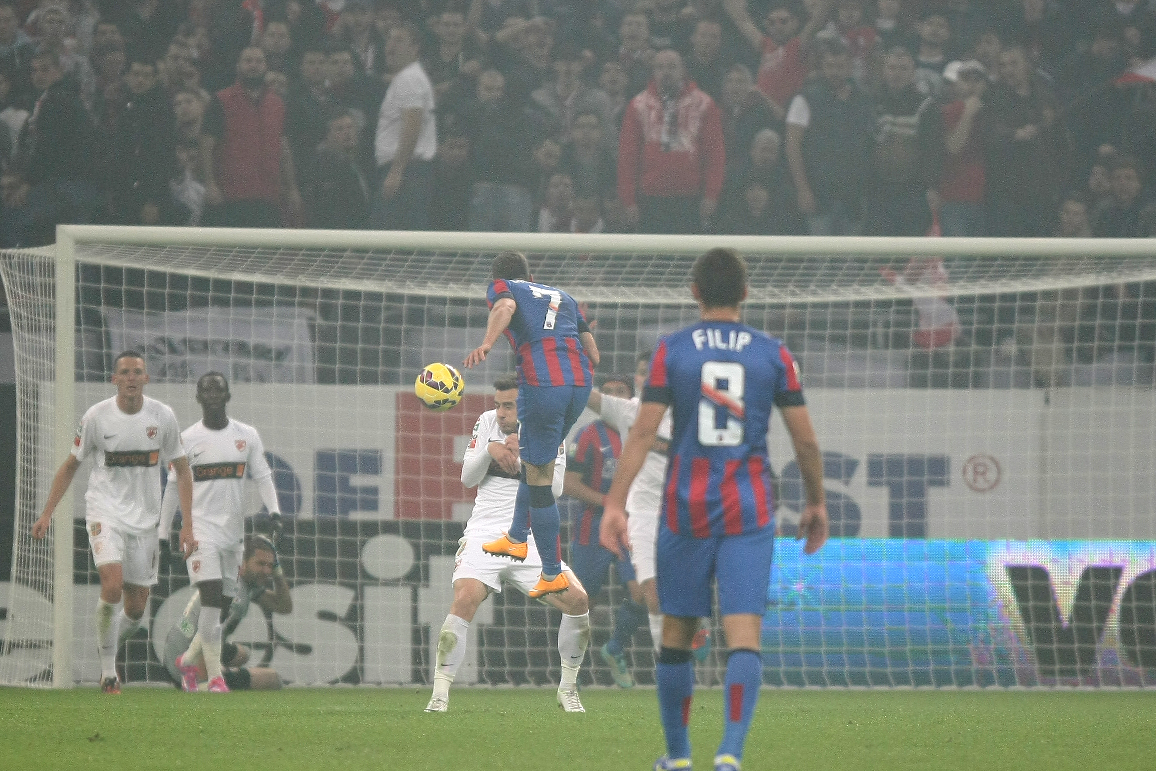 GALERIE FOTO&VIDEO/ DERBY-UL ROMÂNIEI, STEAUA - DINAMO 3-0. ^ Echipa din Ghencea i-a speriat pe ”câini” de Halloween! Szukala, Papp și Keșeru au înscris pentru roș-albaștri. Arlauskis și Bărboianu, loviți de petardele aruncate de suporteri. Băiatul lui Florentin Petre a debutat la Dinamo