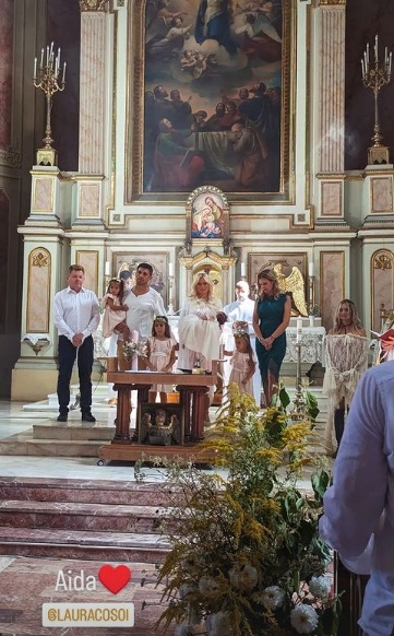 Imagini de la botezul celei de-a patra fetițe a Laurei Cosoi. Evenimentul a avut loc în Maramureș, iar invitații au primit mâncare gătită la ceaun
