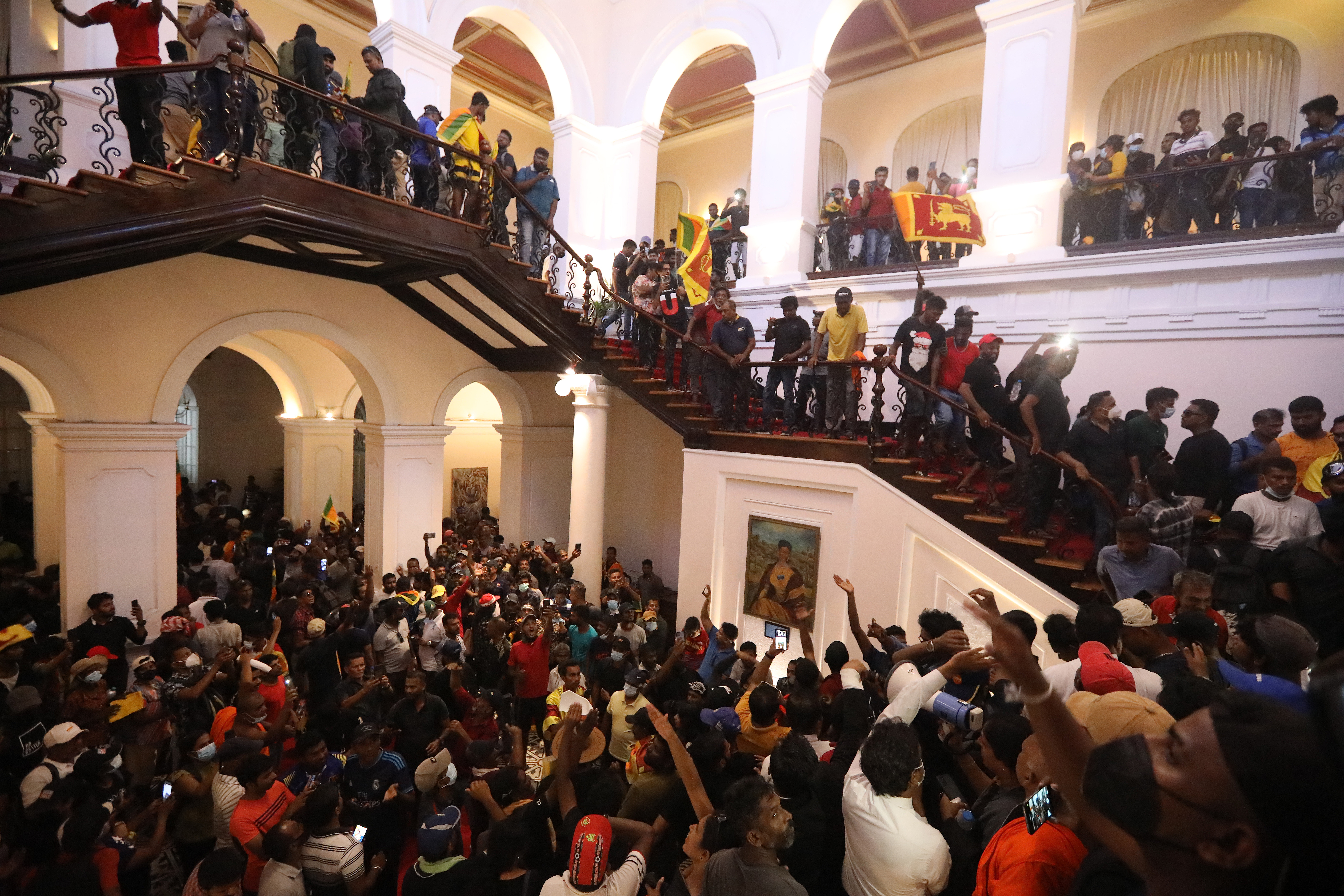Protestatarii din Sri Lanka au găsit grămezi de bani în reședința președintelui. S-au filmat când îi numără