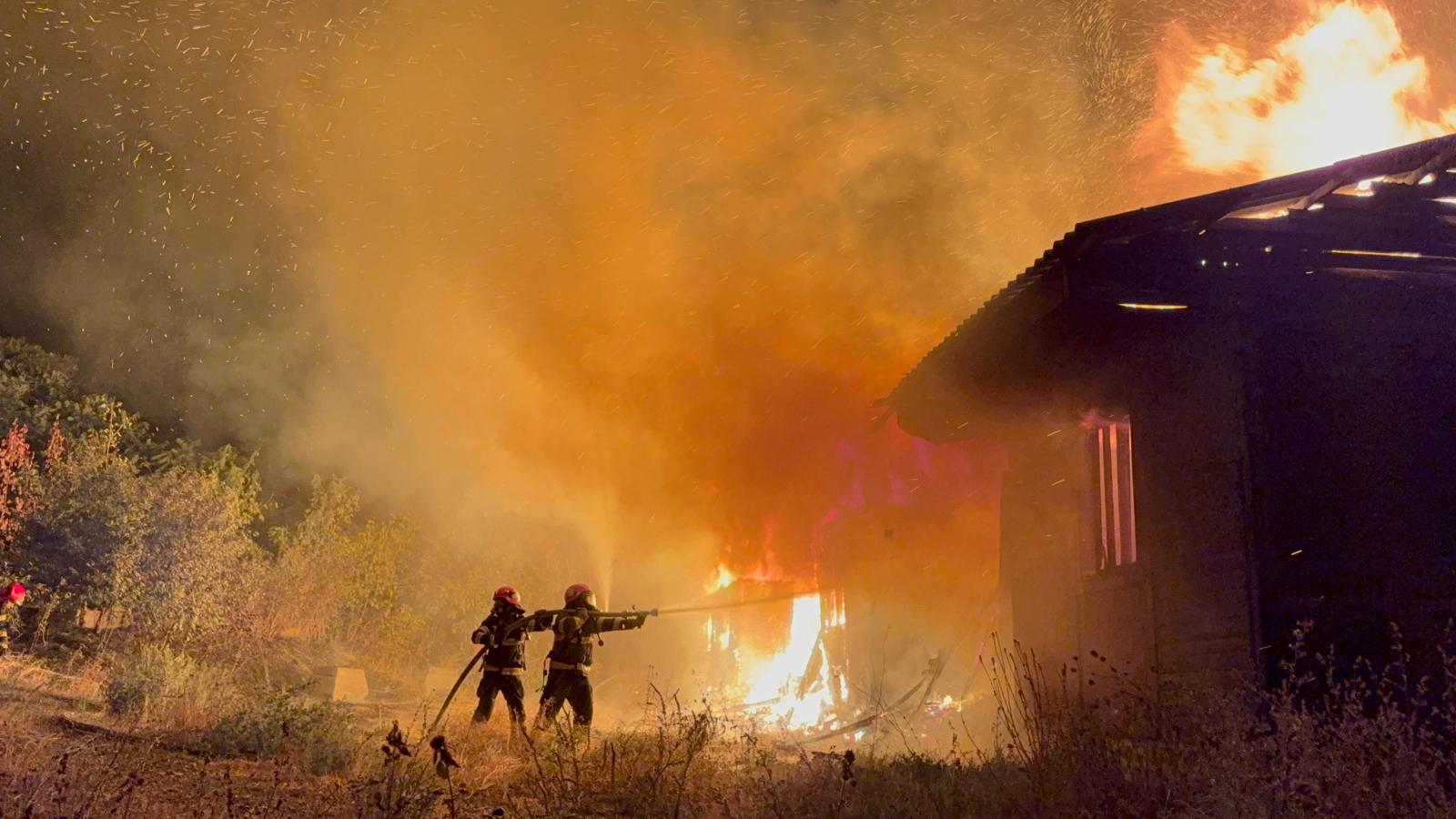 Incendiu de proporții la Galați. Barăcile unui fost şantier feroviar au luat foc, iar flăcările s-au extins rapid
