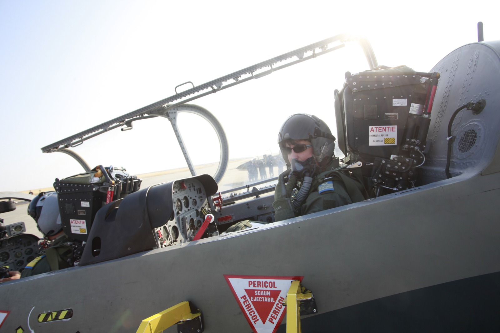 GALERIE FOTO/ Ea este prima femeie din România care a ajuns instructor pe un avion cu reacție. Oana Ardelean a decis să devină pilot încă din clasa a VII-a