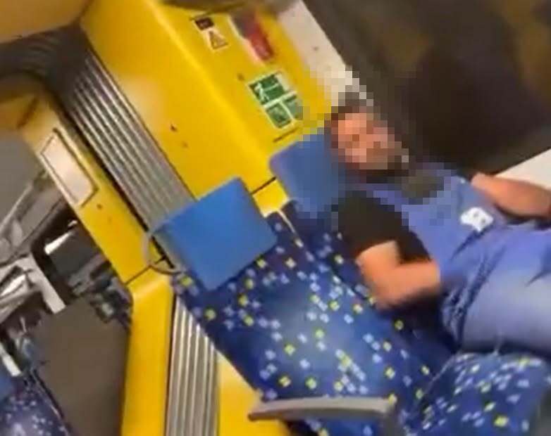Szatír szállt fel a gyömrői vonatra, egy kislány előtt élvezkedett – a polgármester a lakosok segítségét kéri