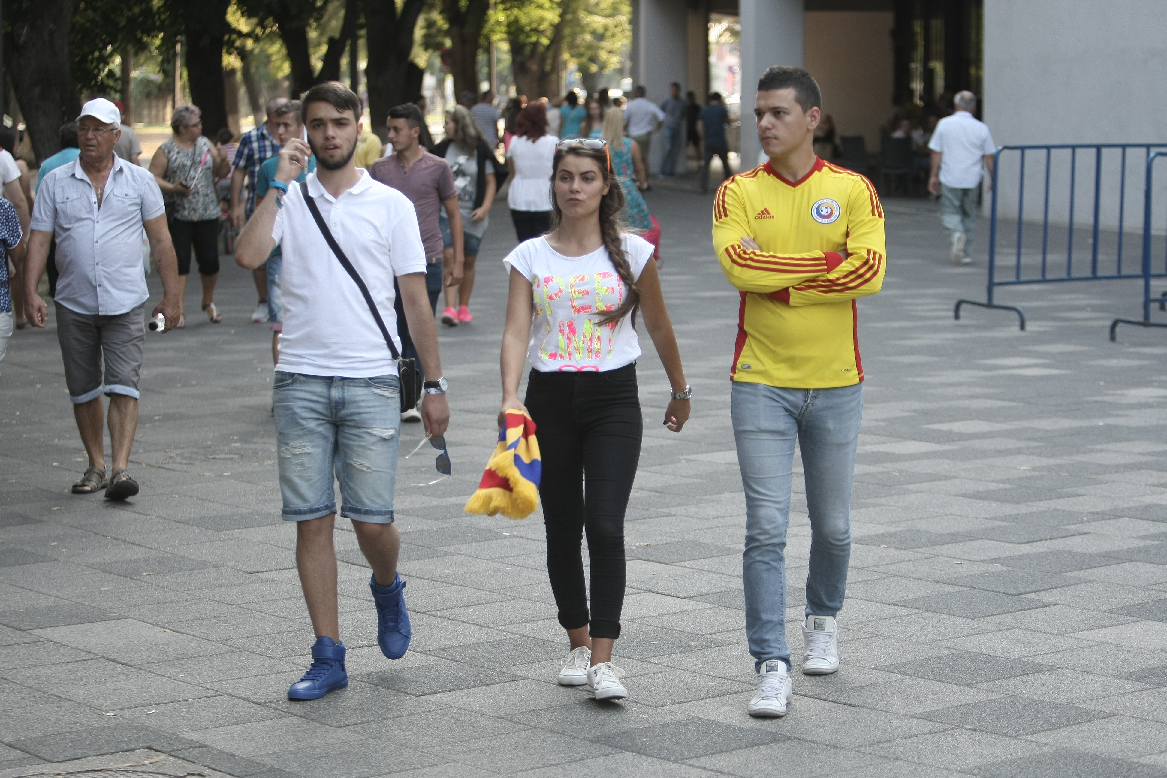 România - Muntenegru (duminică, ora 21.45). Clujul este în galben! Fanii tricolorilor dau năvală la stadion. Sunt și suporteri ai oaspeților / GALERIE FOTO