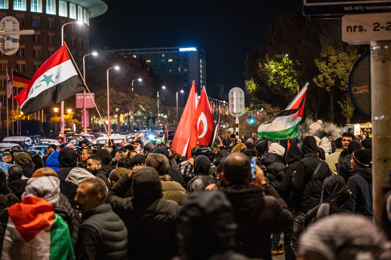Proteste violente în mai multe țări arabe, după atacul asupra spitalului din Gaza. La Ambasada SUA din Liban a intervenit armata