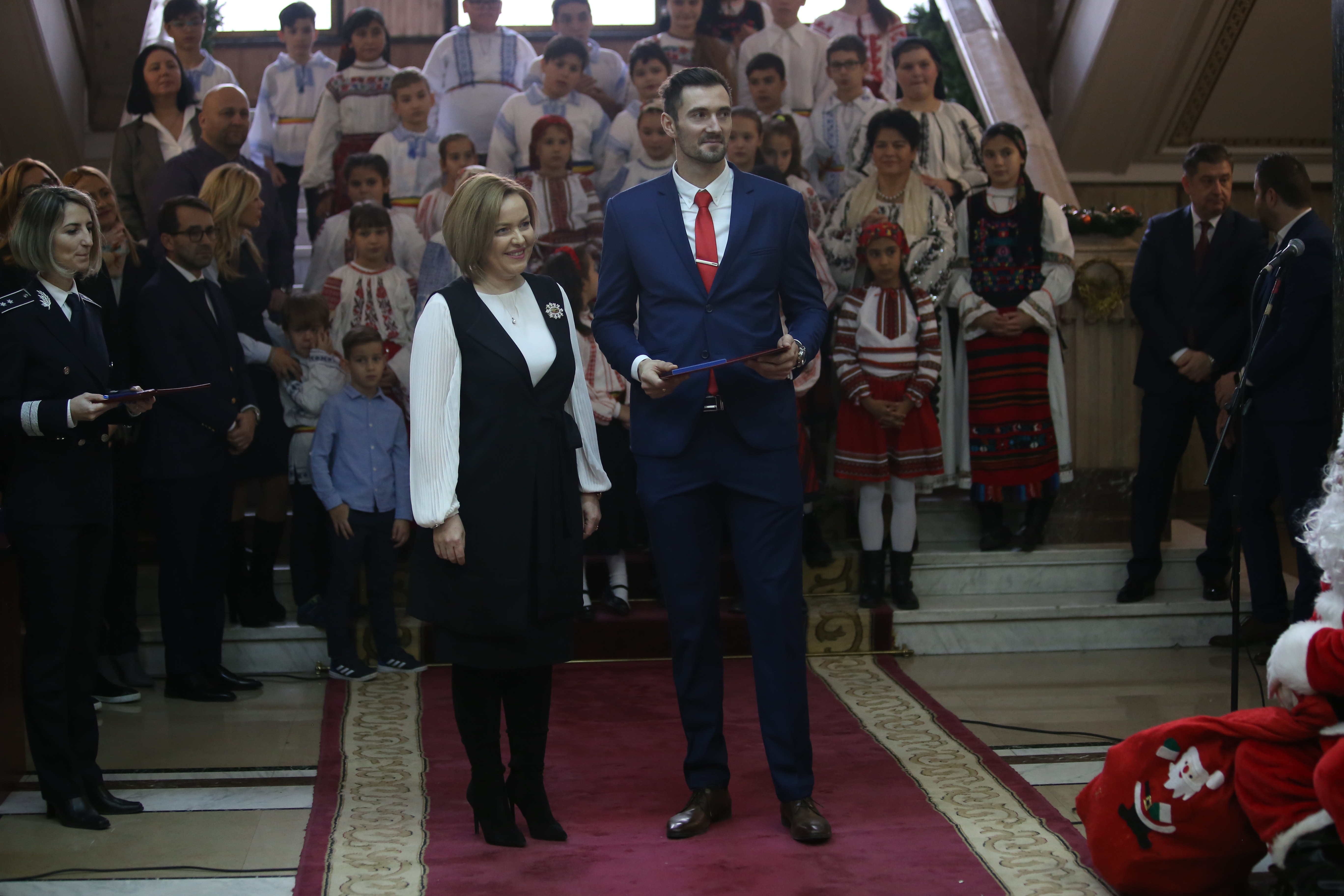 GALERIE FOTO / Moș Crăciun, intrare spectaculoasă, la petrecerea de la CS Dinamo