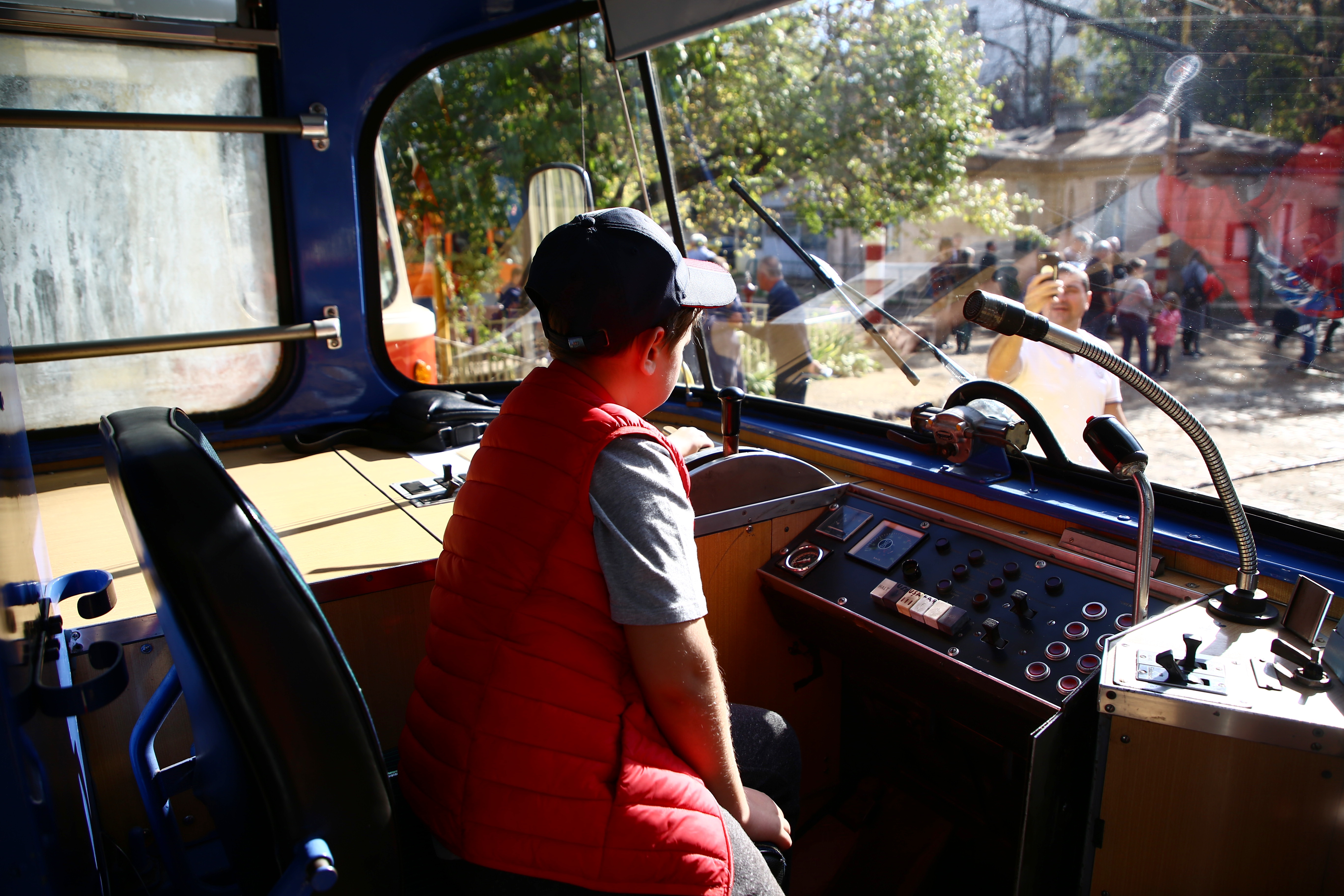 GALERIE FOTO / Imagini inedite cu tramvaiele de epocă, la paradă în București. În vagoane a cântat fanfara, iar vatmanul a purtat uniforma de altădată