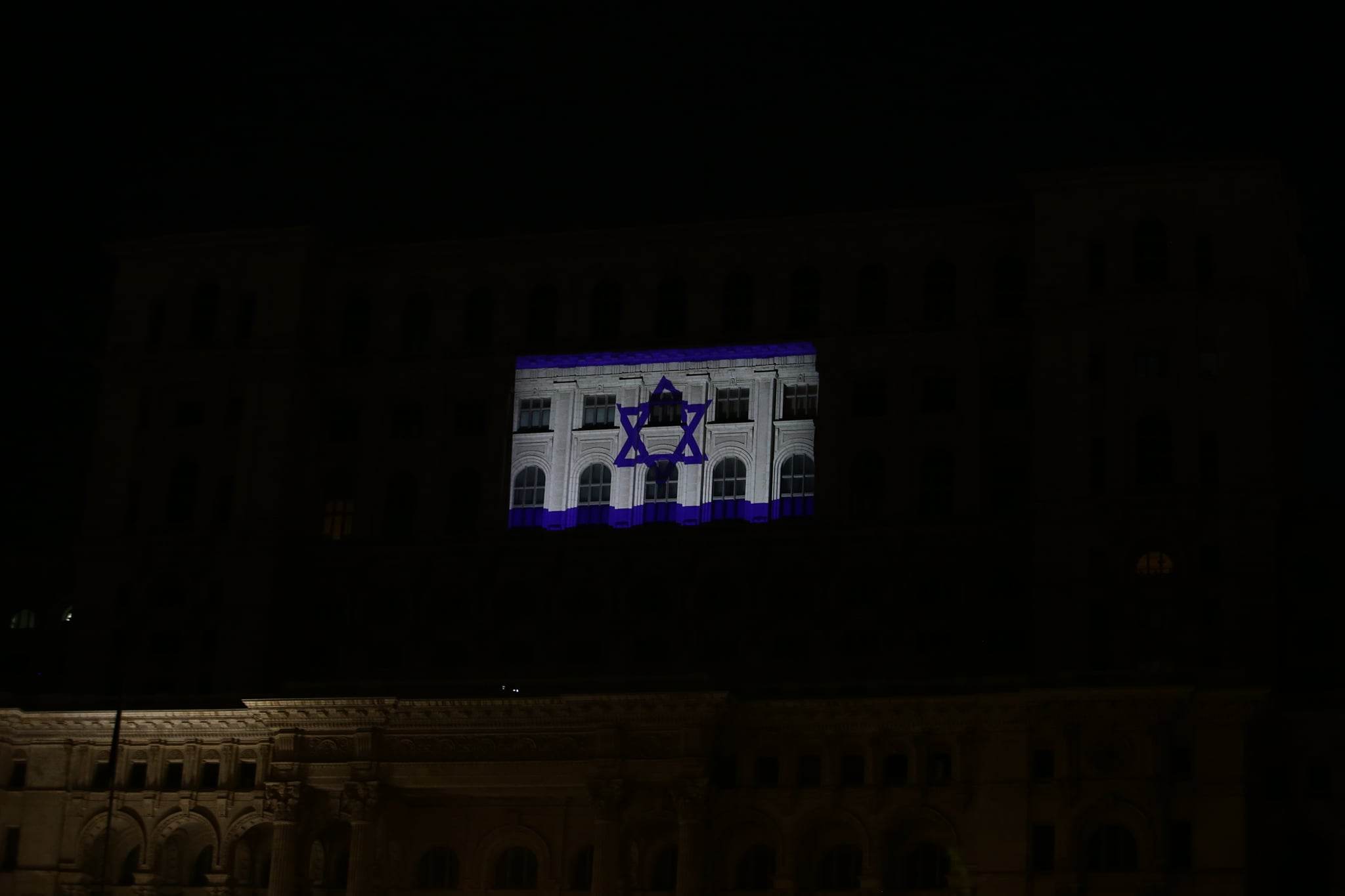 Steagul Israelului, proiectat în semn de solidaritate pe faţada Palatului Parlamentului