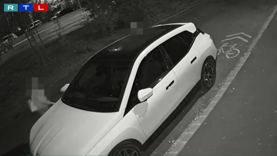 Videón, ahogy egy nő puszta kézzel letöri a húszmilliós BMW visszapillantó tükrét Debrecenben