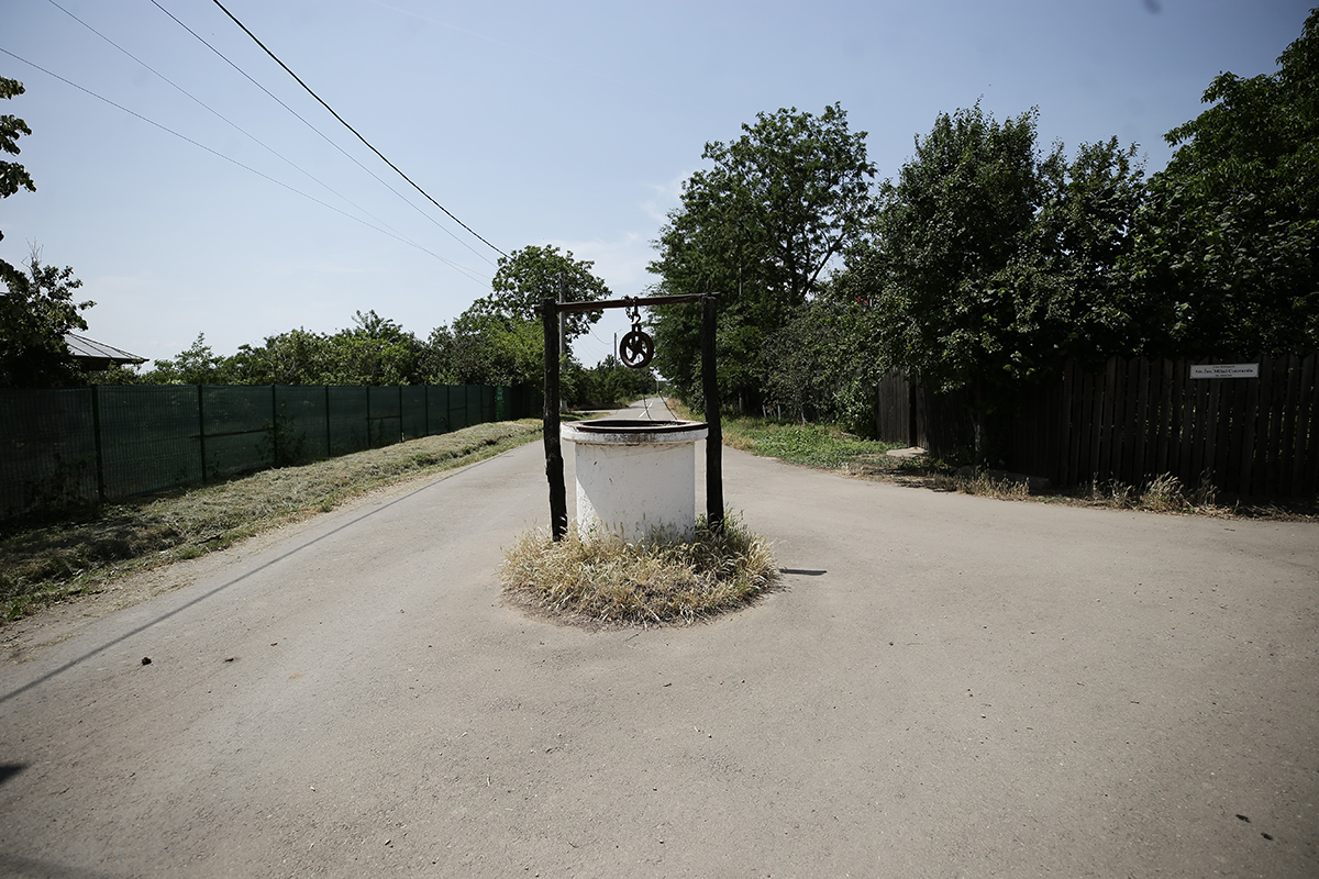 REPORTAJ Alegeri 2024 | Poliție, jandarmi și o bunică speriată de propria nepoată la Belciugatele: „M-a făcut în tot felul că am urcat în mașina primarului!”