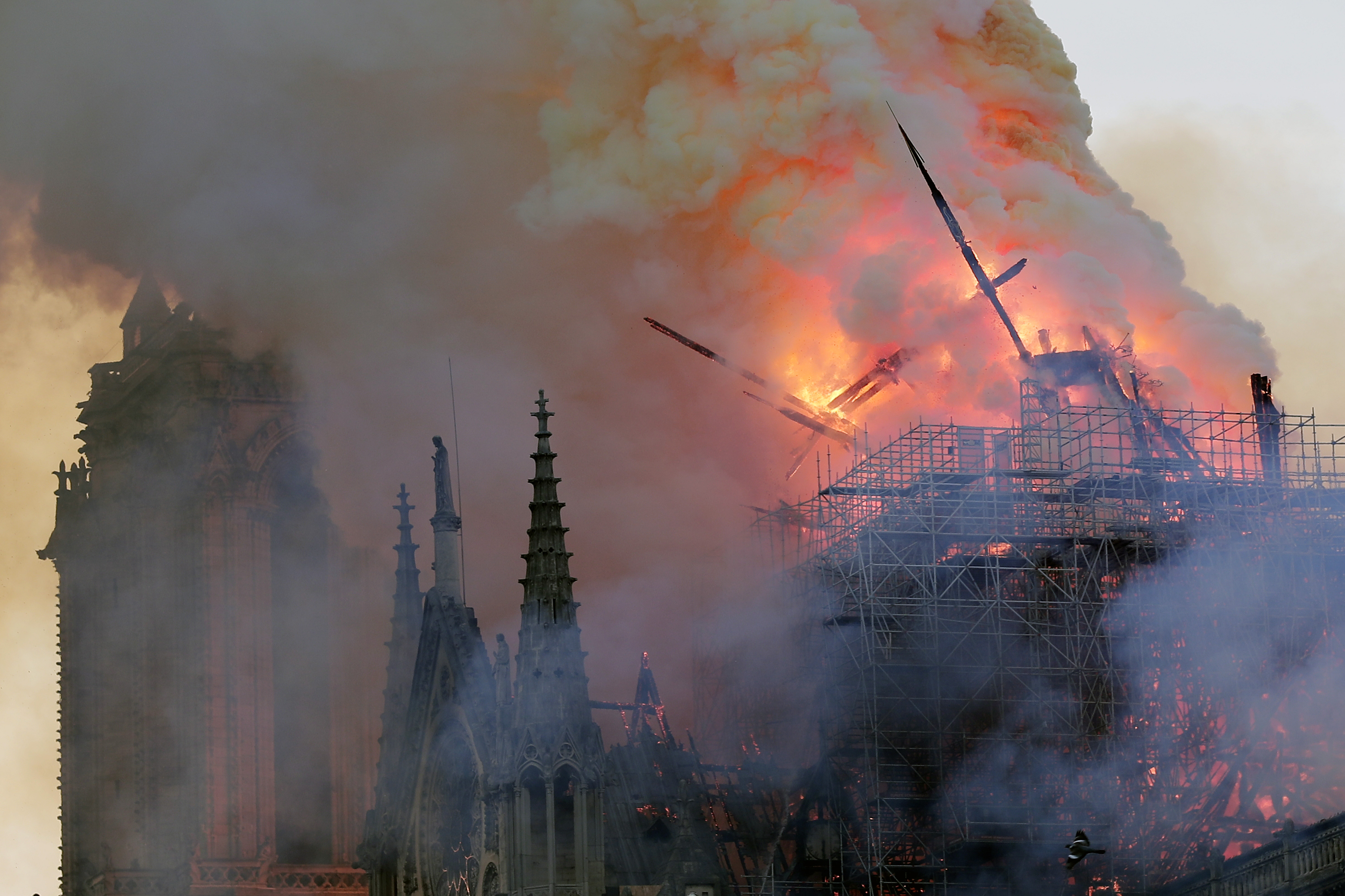 UPDATE | Incendiul de la Catedrala Notre-Dame din Paris a fost stins după 9 ore! Donald Tusk: „Europa va ajuta la reconstrucție”